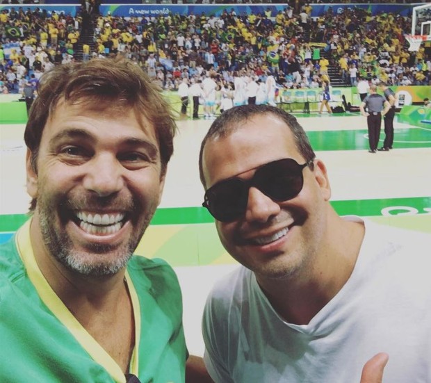 Marcelo Faria com amigo no jogo de basquete entre Brasil e Argentina (Foto: Reprodução/Instagram)