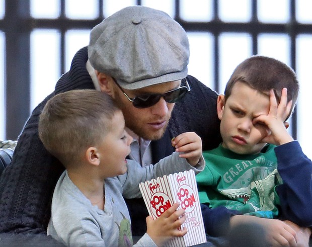 Tom Brady ganha pipoca na boca do filhos em passeio no parque (Foto: Reprodução/Instagram)