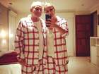 Stênio Garcia e a mulher, Marilene Saade, posam com pijamas iguais