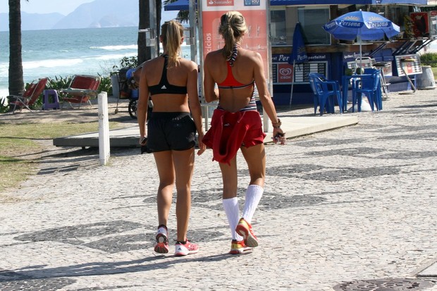 Bia Feres caminhando na orla com a professora de dança (Foto: Marcos Ferreira / FotoRioNews)