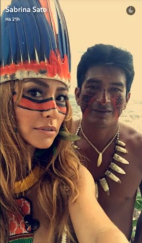 Sabrina Sato posa com índio na Amazônia (Foto: Reprodução/Instagram)