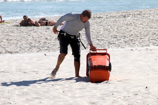 Raul Gazola desvira lixeira em praia  (Foto: Jonson Parraguez / FotoRioNews)