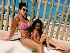 Scheila Carvalho combina biquíni com o da filha em foto