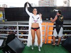 Alinne Rosa impressiona com barriga supersarada em bloco em São Paulo