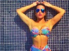 Dani Vieira curte dia de sol e exibe cintura finíssima: 'Me refrescando'