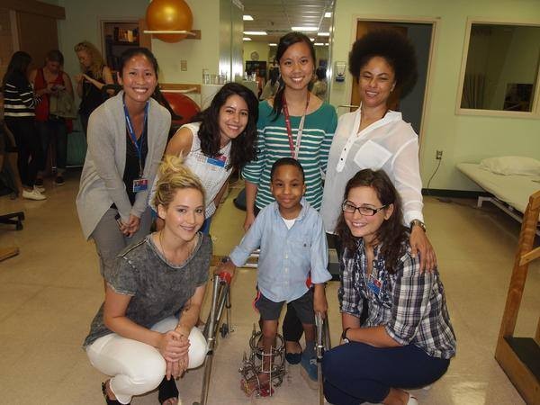 Jennifer Lawrence visita hospital infantil no Canadá (Foto: Facebook / Reprodução)