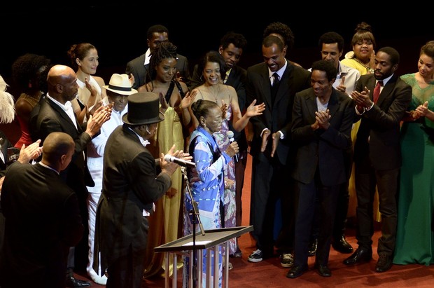 Ruth de Souza recebe homenagem em premiação de cinema (Foto: Roberto Teixeira/EGO)