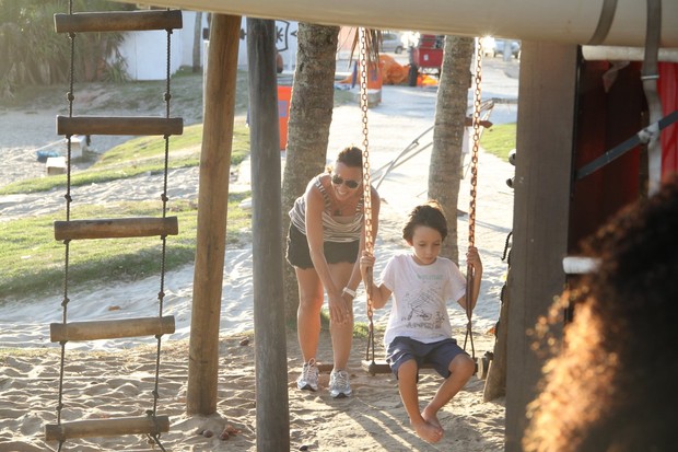 Carla Marins brinca com seu filho na orla da praia da Barra da Tijuca, RJ (Foto: Dilson Silva / Agnews)