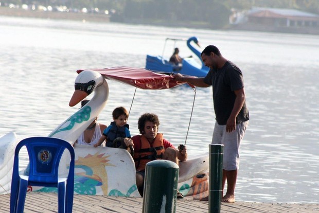 Eriberto Leão com a família na Lagoa (Foto: JC Pereira / AgNews)