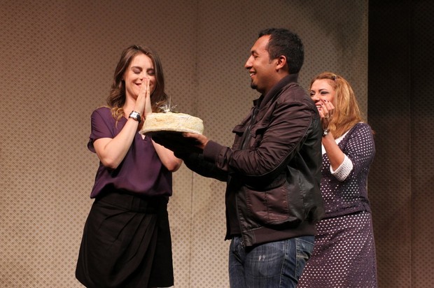 Alessandra Maestrini recebe parabéns após peça (Foto: Henrique Oliveira/Foto Rio News)