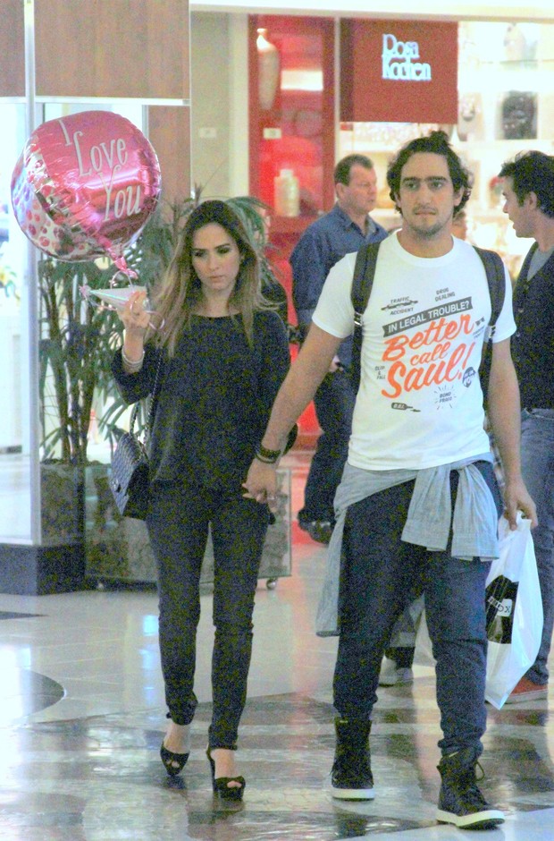 Tata Werneck com o namorado em Shopping  (Foto: AgNews)