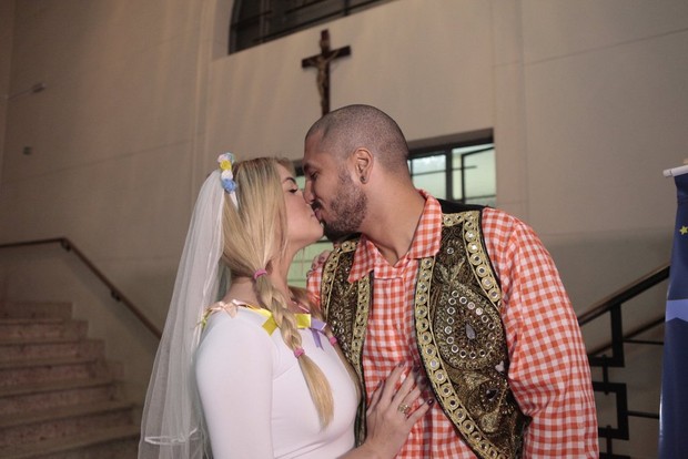 Ex-BBBs Fernando e Aline se casam em festa junina (Foto: Isac Luz/EGO)