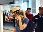 Praia? Letícia Spiller embarca com visual despojado em aeroporto