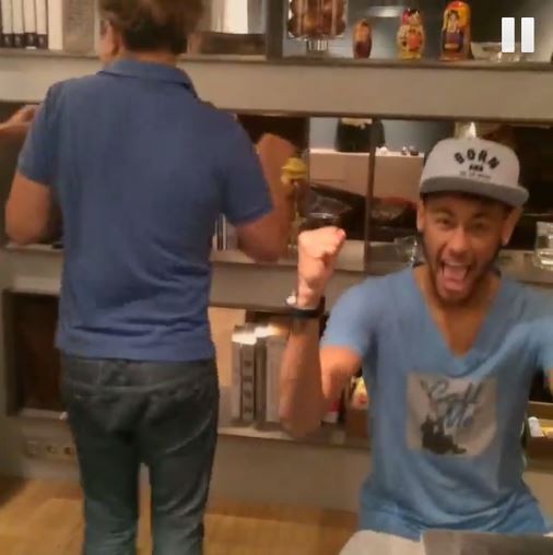 Neymar se diverte, enquanto David Brazil samba (Foto: Reprodução_Instagram)