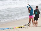 Carol Nakamura surfa na praia da Macumba, no Rio