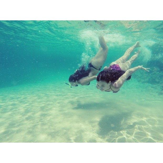 Bruna Marquezine mergulha com amiga (Foto: Reprodução/Instagram)