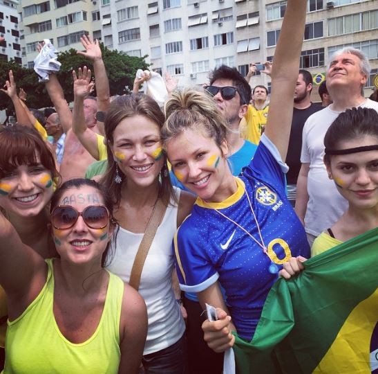 Ellen Jabour, Jessika Alves e amigos em manifestação anti-Dilma (Foto: Instagram / Reprodução)