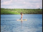 Isabeli Fontana faz stand up paddle em ilha na Bahia
