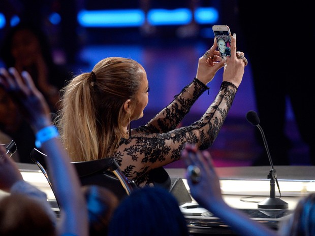 Jennifer Lopez tira selfie durante a final da 14ª temporada do American Idol em Los Angeles, nos Estados Unidos (Foto: Kevork Djansezian/ Getty Images/ AFP)