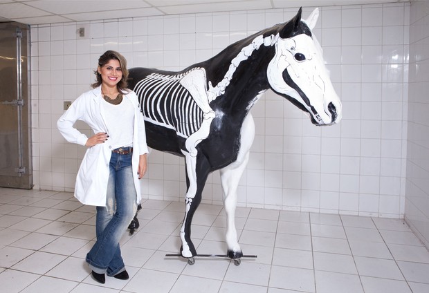 Vanessa Mesquita está cursando medicina veterinária para ajudar sua ONG animal (Foto: Divulgação / Adriana Barbosa)