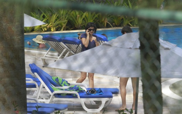 Vanessa Giácomo na piscina com o namorado (Foto: Dilson Silva / AgNews)