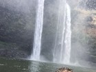 Ludmila Dayer posa dando beijão em o noivo em cachoeira no Havaí