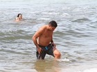 Ronaldo curte dia de sol na praia e é tietado por fãs