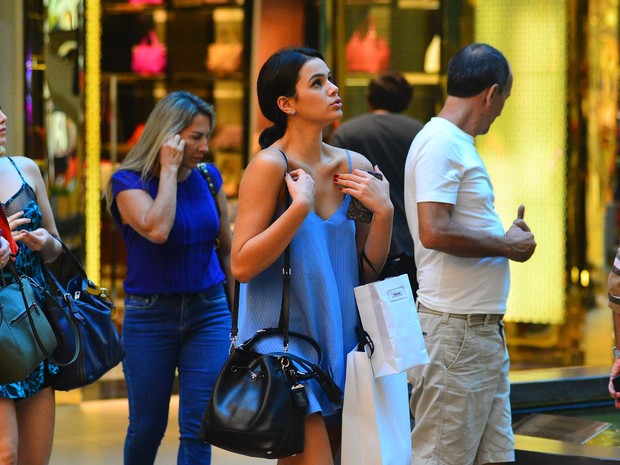 Bruna Marquezine em shopping na Zona Oeste do Rio (Foto: William Oda/ Ag. News)