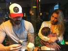 Adriana Sant'Anna amamenta o filho  em restaurante japonês