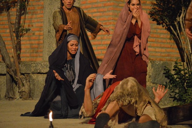 Carol CAstro em cena na &#39;Paixão de Cristo&#39; (Foto: Felipe Souto Maior / AgNews)