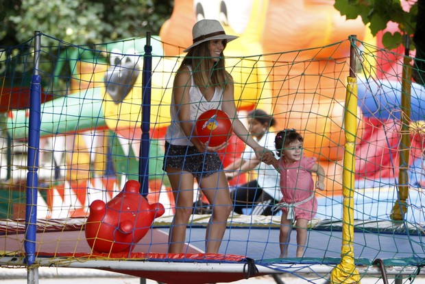 Fernanda Pontes com a filha (Foto: Gil Rodrigues/FotoRio News)