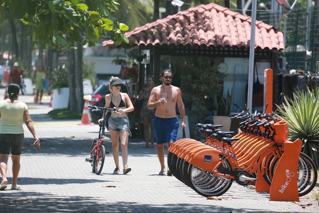 Bianca Bin passeia com seu marido na Barra da Tijuca, RJ (Foto: Dilson Silva / Agnews)