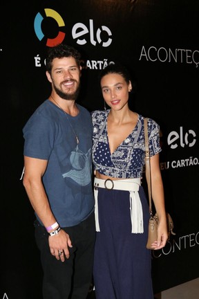 José Loreto e Débora Nascimento em show na Zona Oeste do Rio (Foto: Rafael Faro/ Divulgação)