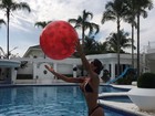 Mayra Cardi mostra barriga negativa em tarde de brincadeira na piscina