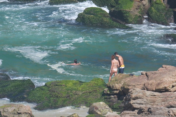 Cauã com a namorada na praia da Joatinga no Rio de Janeiro (Foto: AGNEWS )