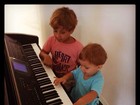 Claudia Leitte mostra os filhos tocando teclado