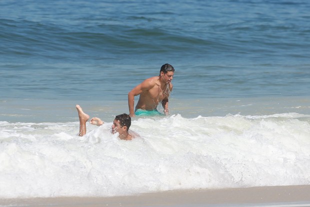 Cauã Reymond e filha brincando na praia (Foto: Dilson Silva / Agnews)
