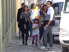 Débora Falabella passeia com a filha pelas ruas de Curitiba