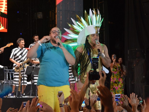 Tiago Abravanel e Carlinhos Brown em show em Salvador, na Bahia (Foto: Felipe Souto Maior/ Ag. News)