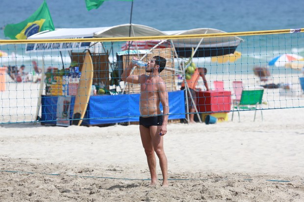 José Loreto joga futevôlei na praia do Pepe na Barra da Tijuca (Foto: Dilson Silva / AgNews)