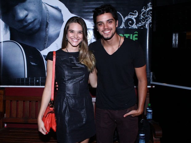 Juliana Paiva e Bruno Gissoni em boate no Rio (Foto: Raphael Mesquita/ Foto Rio News)