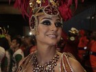 Thaila Ayala usa fantasia decotada em desfile na Sapucaí, no Rio