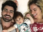 Adriana Sant'Anna posa em família e comemora 8 meses do filho
