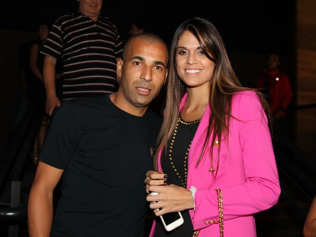 Emerson Sheike com a namorada em boate em São Paulo (Foto: Thiago Duran/ Ag. News)
