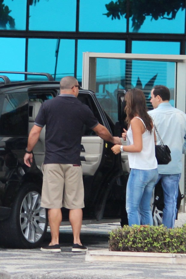  Ronaldo deixa seu apartamento no Leblon com sua noiva Paula Morais (Foto: Fabio Moreno/ Photo Rio News)