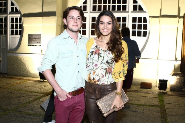 Fernanda Machado e o namorado na estreia da peça "Do Tamanho do Mundo" (Foto: Raphael Mesquita / Foto Rio News)