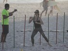 Letícia Spiller pega pesado na malhação em praia carioca