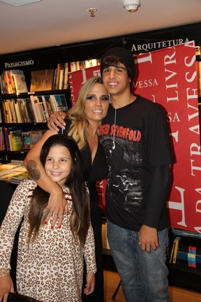 Taty Princesa com os filhos, João Guilherme e Maria Vitória, em lançamento de livro no Rio (Foto: Marcello Sá Barreto/ Ag. News)