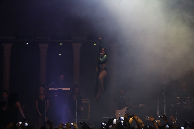 Wanessa sobrevoa plateia durante show no Rio (Foto: Marcello Sá Barreto/Ag News)