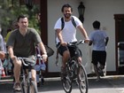 Marcos Palmeira anda de bicicleta pelo Rio de Janeiro